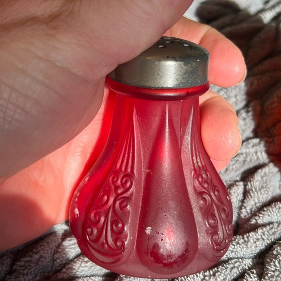 ANTIQUE VICTORIAN PIGEON BLOOD RED SALT & PEPPER SHAKERS - Picture 6 of 9